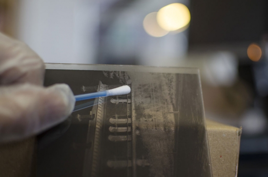 Cleaning glass plates